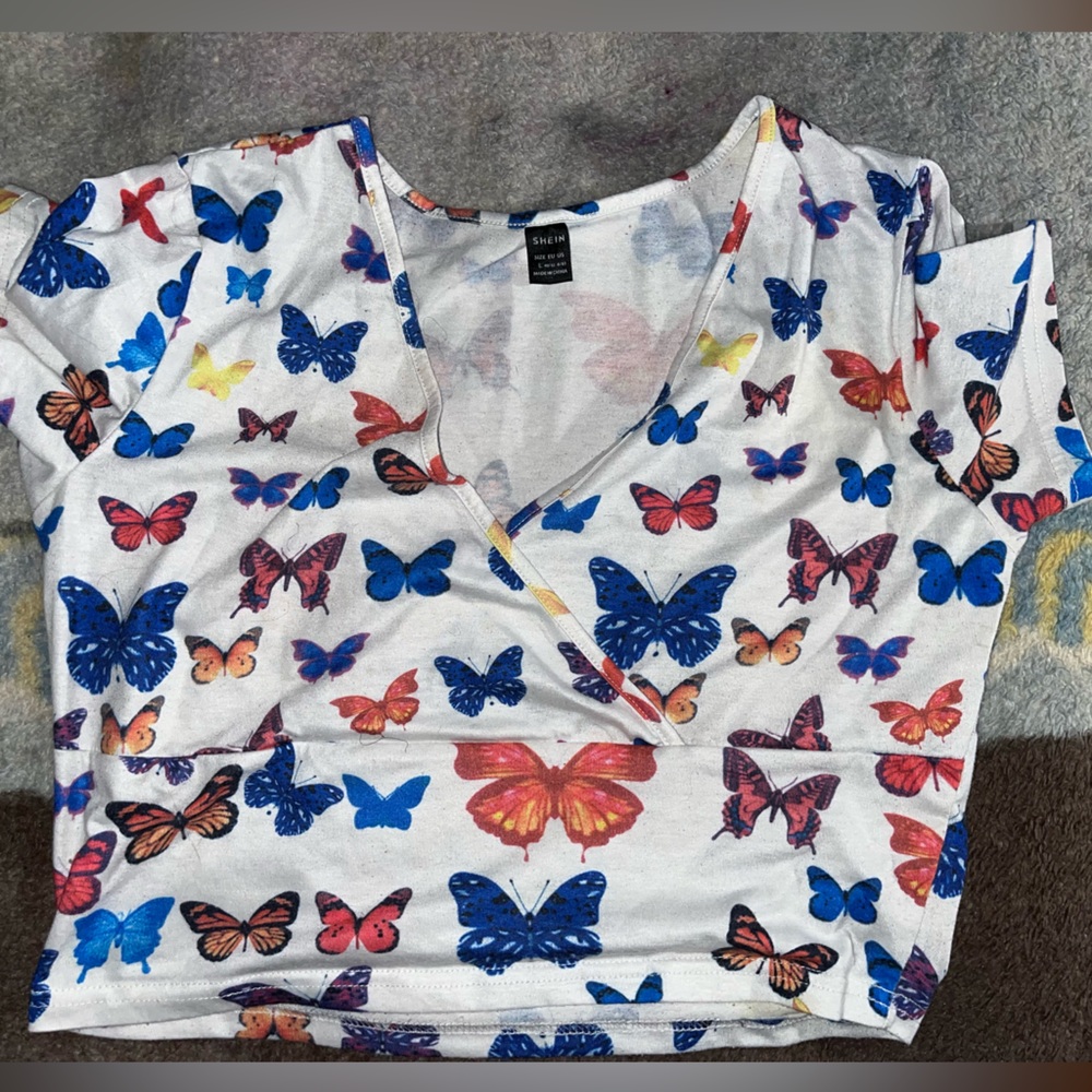 I’m selling a crop top that has butterfly’s on it, it’s from SHEIN.